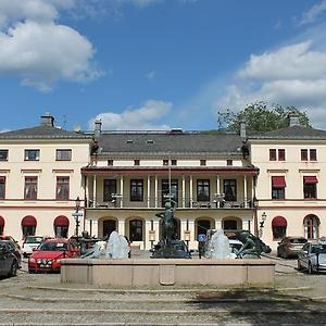Framsidan på Lindesbergs stadshotell.